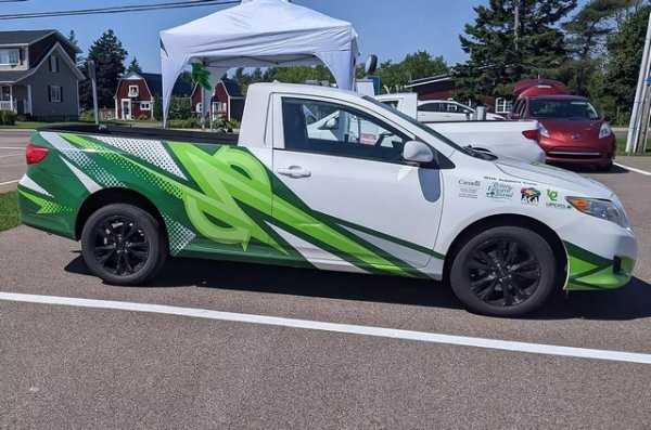 Батерията с капацитет 26 кВт/ч и осигурява до 150 км пробег без презареждане. Мощността на електродвигателя е 136 к.с. Първоначално производителят възнамерява да сглобява около 100 Toyota Corolla годишно, а в бъдеще обемът на производството трябва да достигне 200 бройки.